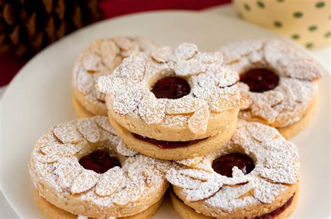 With all that jam peaking out of the little holes and the generous dusting of icing sugar on top. Tish Boyle Sweet Dreams: Austrian Wreaths