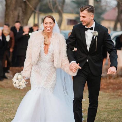 Szerintetek a bíró ádám névből milyen focista nevet lehet kitalálni? Esküvői fotók: a magyar sztárfocista menyasszonya ilyen ...