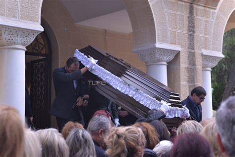 Συντετριμμένη στην κηδεία της κόρης της, αγγελικής. Το τελευταίο αντίο στην Αλεξία Αλεξιάδου. Ράγισαν και οι ...