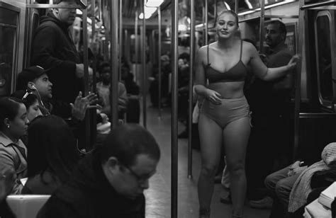 Последние твиты от dan lawrence(@danwlawrence). Iskra Lawrence tient un discours dans le métro sur la body ...