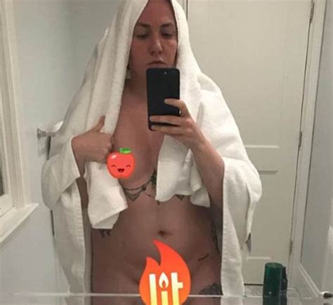 See more of insta selfie captions on facebook. Lena Dunham: Nacktes Spiegel-Selfie auf Instagram!