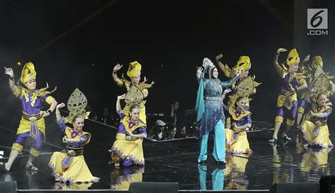 Joget berhibur bertepuk tepuk tangan. FOTO: Siti Nurhaliza Tampil Memukau Saat Konser di Jakarta ...