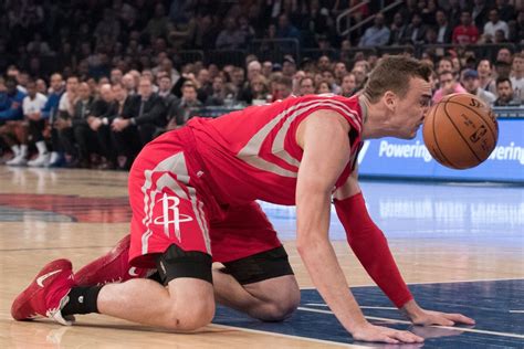 Engelkes onderbrak zijn werkzaamheden bij de soap tussen mei 1994 en november 1997 en opnieuw tussen januari 1998 en januari 2003. WATCH: Houston forward Sam Dekker's embarrassing fall ...