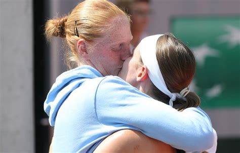 Op instagram kondigden ze aan dat ze gaan trouwen. Greet Minnen gets a big hug from Alison Van Uytvanck after ...