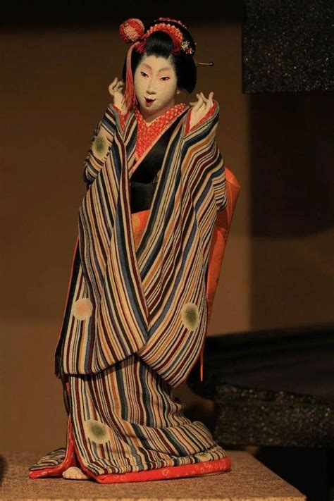 Tall, beautiful geisha doll made of silk fabric mounted on a black lacquered stand. Pin by Gabriel Antonio Saragosa on Japanese geisha ...