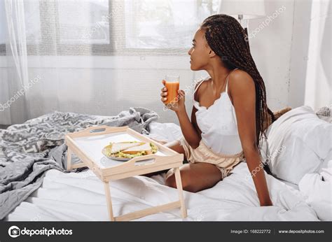 Browse through our impressive selection of porn videos in hd quality on any device you own. Frau mit Saft und Sandwich im Bett — Stockfoto ...