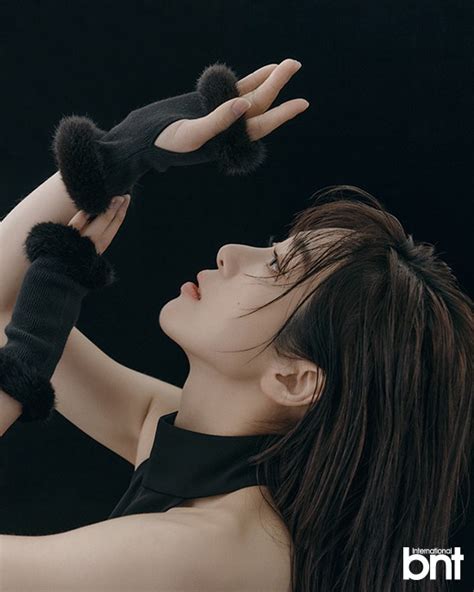스킨쉽이며 관계이야기 우리 둘은 못하는 이야기가 없었다. 권민아 화보, 파격 뒤태…매혹적인 실루엣 - 스타투데이