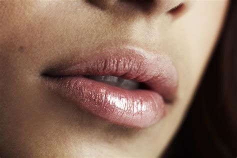 Bibir yang sehat belum tentu yang berwarna merah merona. Cara menghilangkan bibir hitam secara alami, coba gunakan ...