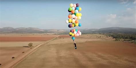 A) bas b) basses c) basse. Vidéo. Il s'envole sur une chaise accrochée à des ballons ...