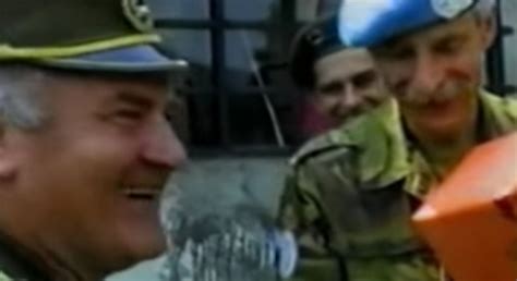 Ratko mladic, the bosnian serb general accused of overseeing the worst massacre in europe since the end of world war ii, is on trial at the hague. Video /Kako je Mladić darovao Holanđane: Zahvaljujem se na ...