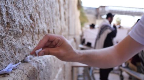 יום כיפור: הסוכנות היהודית במיזם שיאפשר הטמנת פתקים בכותל ...