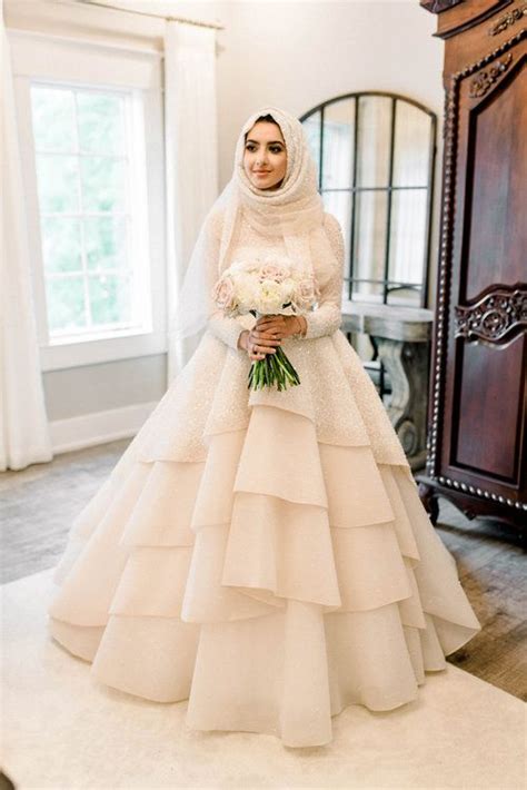 Dengan memilih busana pengantin modern, biasanya pengantin bisa lebih kreatif dalam menentukan bagaimana konsep pernikahannya. Inspirasi 7 Gaun Pengantin Berhijab Modern yang Elegan ...