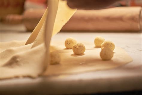 Unire la farina e l'olio ed impastare: La ricetta dei Ravioli Capresi: come assaggiare la ...