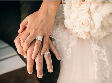 Cincin tunang lelaki rekaan dan bentuk cincin bagi bakal pengantin lelaki adalah lebih ringkas dan sederhana. Cara betul dan tepat untuk memakai cincin pertunangan atau ...