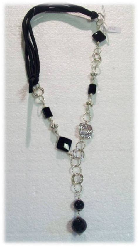 La zona del collo è inoltre una zona molto. Collana lunga con pietre dure nere - Gioielli - Collane ...