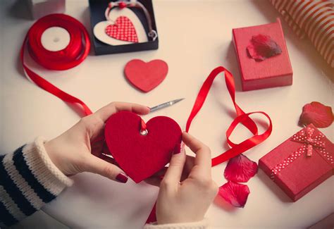 So, it's your first valentines day since you got married! Romantic Gift Ideas for a First Date - joi gifts