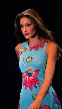 Carla bruni walks the catwalk at the versace high fashion show in paris, france (1993). Carla Bruni - Versace Couture Runway 90's | Carrè