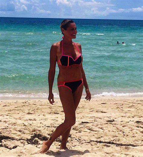 Nel corso di un'intervista al corriere, simona ventura ha nuovamente criticato le colleghe mara venier e barbara d'urso. Simona Ventura in gran forma in spiaggia a Miami | Pagina 6