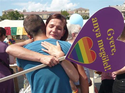 A régi centrum, a sztálin tér erősen magán viselte a forradalom nyomait, még elevenen élt az októberi szobordöntés emléke. A 20 legjobb pride-pillanat 2019-ben | Budapest Pride