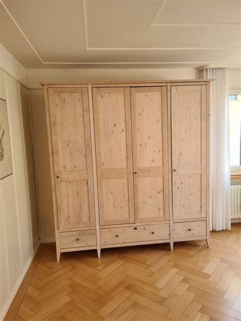 Massivholzmöbel werden zunehmend beliebt, sind sie doch als möbelstücke im esszimmer oder wohnzimmer ebenso nachhaltig wie optisch ansprechend. Schrank, Massivholz, weiss gekalkt | Acheter sur Ricardo