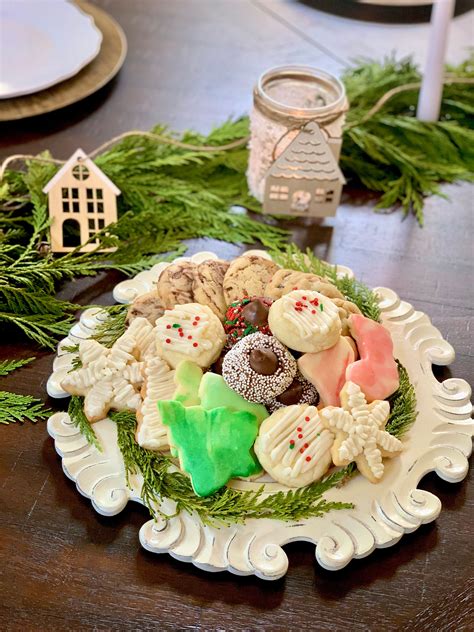This is an easy idea to entertain little holiday guests! Christmas Appetizer & Cookie Board | Christmas appetizers, Kids meals, Appetizer recipes