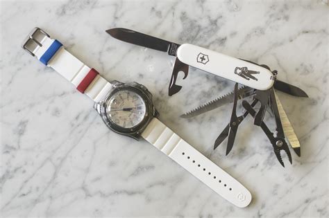 Victorinox (/vɪkˈtɒriˌnɒks/) is a knife manufacturer and luxury watchmaker based in the town of ibach, in the canton of schwyz, switzerland. Victorinox : Une montre et un couteau suisse de la Nasa