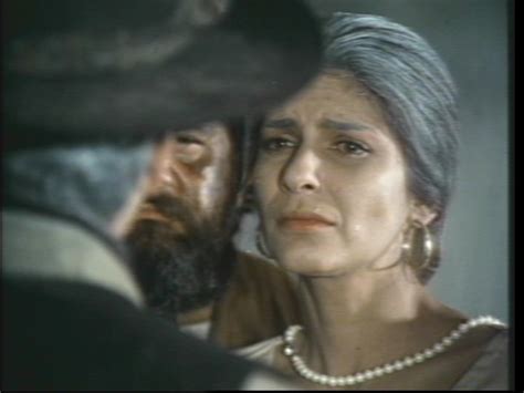 Mariano landeros es hecho jurar por su madre que buscará al asesino de su padre a como de lugar; El Arracadas 1978 - Latino DVD5 - Clasicotas