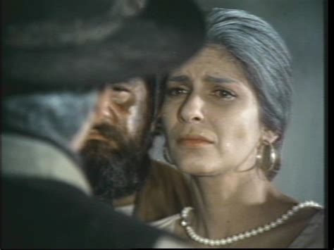 His mother makes him promise to take vengeance upon the murderer of his father giving him an earring of which he is nicknamed el arracadas. El Arracadas 1978 - Latino DVD5 - Clasicotas