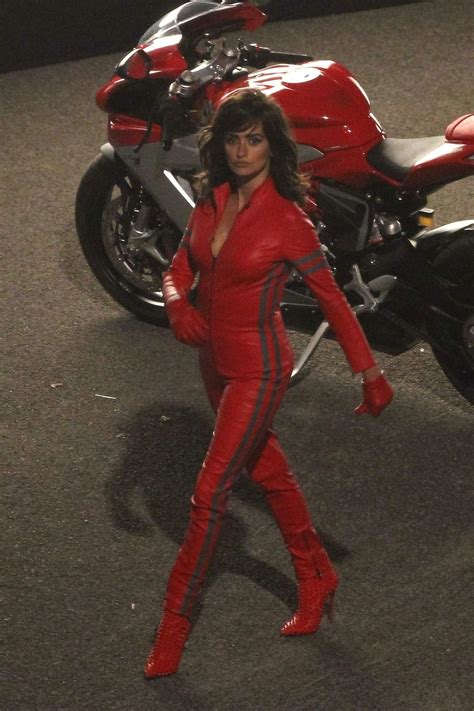 Ver zoolander 2 (2016) online. Penelope Cruz in Red Leather Suit on Zoolander 2 -15 - GotCeleb