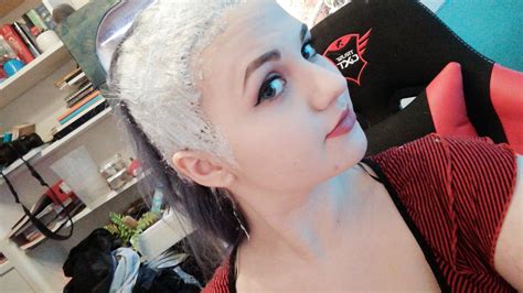 How to bleach your dyed hair in 7 steps. Pin by Brayden Strait on Bleaching & Dyeing in 2020 ...