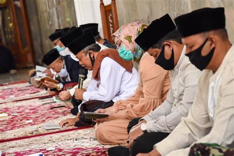 Maka dalam 1 hari itu terdapat 24 jam, setelah itu 24 jam tersebut dikalikan 730 hari maka hasilnya ialah 17.520 jam, jadi dalam dua tahun terdapat 17.520. Tak Ada yang Istimewa di Hari Jadi Purwakarta 2020 Selain ...