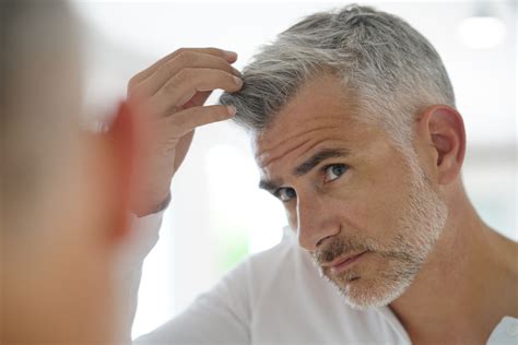 | graue haare färben, die ersten grauen haare zeigen sich ganz unterschiedlich. Innere Uhr bestimmt, wann wir graue Haare bekommen ...