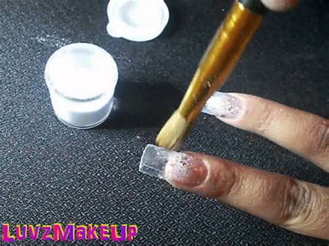 Desde utensilios profesionales que te permitirán hacer diseños con acabados perfectos, pasando por esmaltes muy fáciles de aplicar, hasta incluso todo tipo de accesorios, productos de limpieza y complementos muy realmente útiles. Diseno de unas: Transparentes con glitter y 3d - YouTube