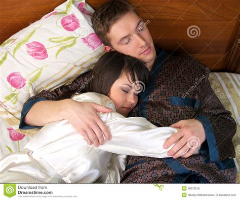Hast du nachtspaziergänge und dein. Junge Paare, Die Im Bett Schlafen Stockfoto - Bild von ...