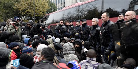 Ausblicke aus metro der linie 2 zwischen barbès rochechouart und stalingrad Fin de l'évacuation du campement de Stalingrad à Paris