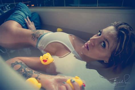 Dieser pinnwand folgen 120 nutzer auf pinterest. Wallpaper : women, water, jeans, blue, wet hair, wet body ...