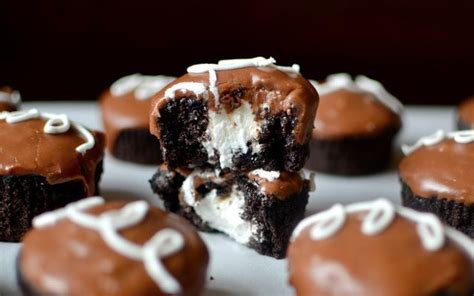 Despite the lengthy time these copycat hostess chocolate cream filled cupcakes took to make, i still enjoyed them very much. Yammie's Noshery: copycat hostess cupcakes | Cupcake recipes, Desserts, Hostess cupcakes