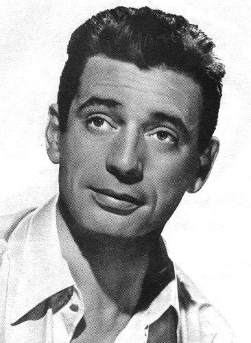 Montand international nous donne à voir l'artiste interprétant tous ses grands classiques sur les plus grandes scènes du monde new york, san francisco, londr. Yves Montand non era Yves Montand