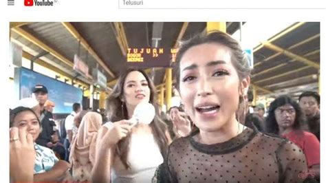Jangan pernah menjatuhkan orang hanya karena kita ingin dipandang lebih baik dari orang lain, tulis siwi namun di tengah perjalanan, siwi sidi memutuskan berhenti. Lirikan Penumpang KRL saat Jessica Iskandar Pakai Baju ...