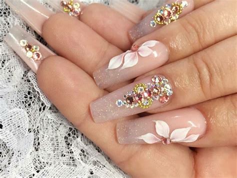 Que honor tenerles aquí 😘hoy vengo a consentirles con 3 diseños para sus uñas de flores ya que se a gran parte de nosotros nos encanta y. Uñas decoradas 3D con relieves modelos espectaculares