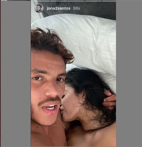 Jonathan dos santos ramírez is a mexican professional footballer who plays as a midfielder for major league soccer club la galaxy, whom he c. GALERÍA | Ella es la mujer en la cama con Jonathan dos ...