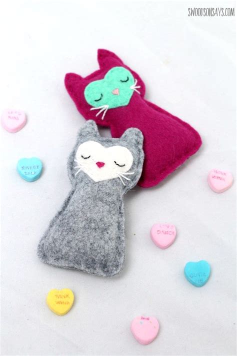 I've also made bonus patterns and kits for a tiny booper the cat. Free cat sewing pattern - felt pocket kitty! | Sewing ...