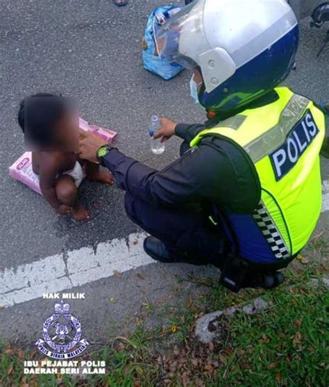 Pj ingat sweet la konon kol wish camtu.jgn jd mcm tu guys.kol bila betul2 emergency k.jgan main2 tepon. Anggota polis ini bantu suapkan makanan pada anak kecil ...