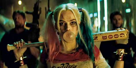 1 robbie dijo que la película mostraría un nuevo lado del personaje en comparación con sus apariciones anteriores, debido a que estaba en un nuevo lugar y. Margot Robbie se burla de las novedades de la Harley Quinn ...