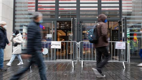 Halten sich friseure & co. Berlin beschließt Testpflicht für Einkauf und Friseur