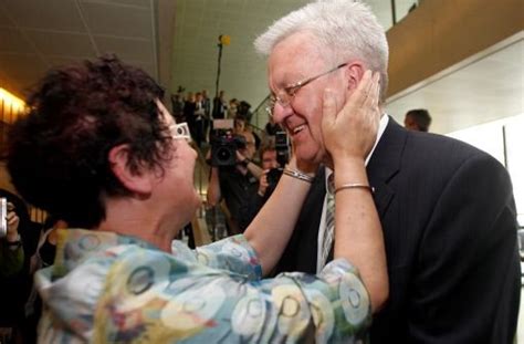 Ministerpräsident winfried kretschmann (grüne) hat das ehrenamt gewürdigt. MP krank daheim: Frau Kretschmann hat vorgekocht - Baden ...