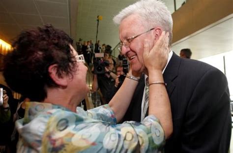 Winfried kretschmann will seiner krebskranken frau beistehen. MP krank daheim: Frau Kretschmann hat vorgekocht - Baden ...