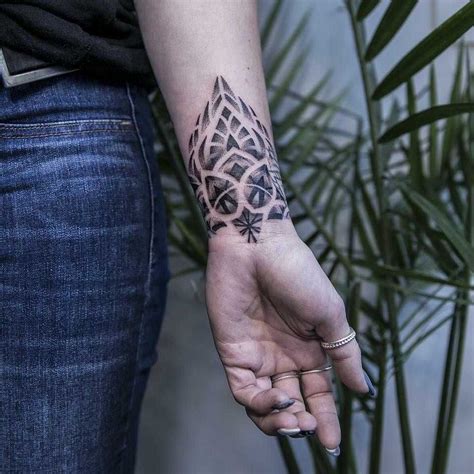 Tiny tattoos are best for those who like things simple and minimal. Gorgeous wrist pattern by Remy B in 2020 (With images ...