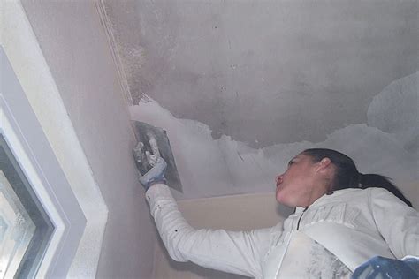 Unsere stahlbetondecke hatte den einen oder anderen platzer, der zunächst beseitigt werden musste. Betondecke spachteln - Anleitung @ diybook.at