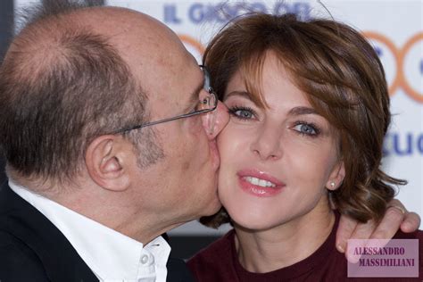 La chimica tra la claudia gerini, età 48 anni, e carlo verdone, età 68 anni, è davvero molto forte nonostante la. Ciak, si Roma! Ottavo giorno, Verdone e Gerini star allo ...